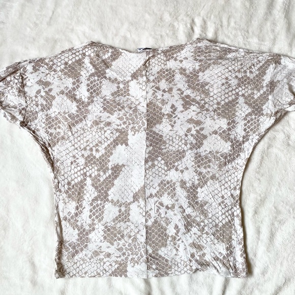 ⭐️ Express Long Sleeve Cold Shoulder Snake Print Long Sleeve Tee Small - Picture 7 of 12